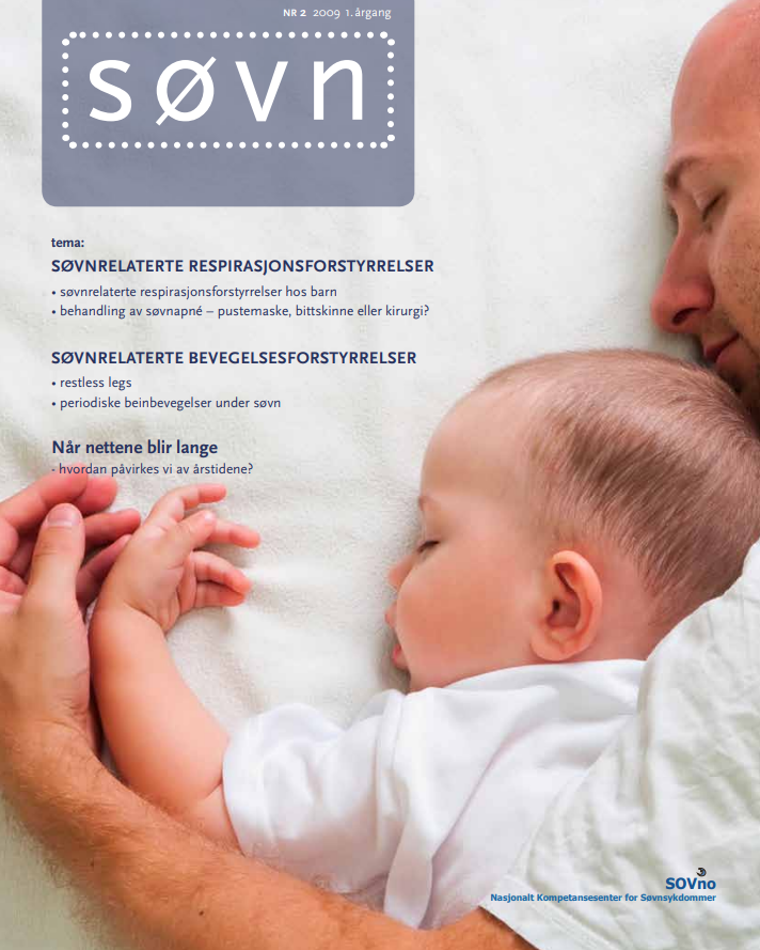 En mann som holder en baby