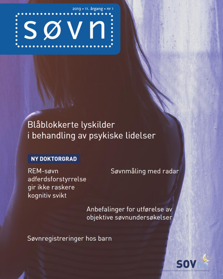 En kvinne står foran en gardin