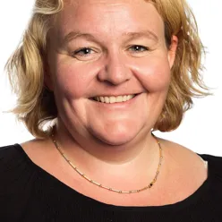 En kvinne med blondt hår
