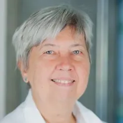 Portrett Kjersti Oterhals, kvinne med kort og grått hår.