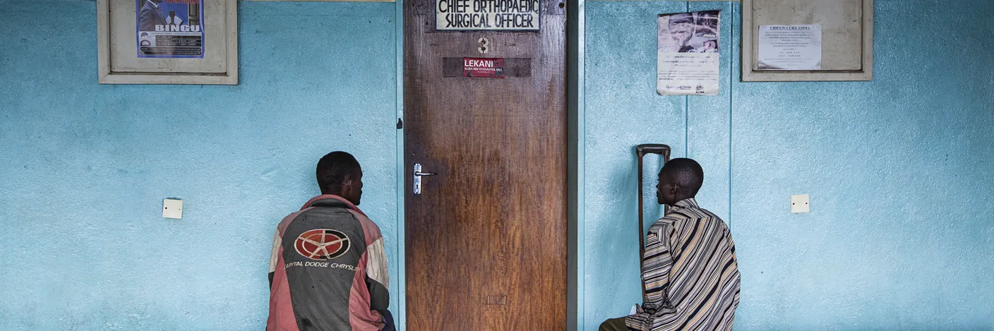 Utenfor kontoret til Ortopedi på Kamuzu Central Hospital i Malawi