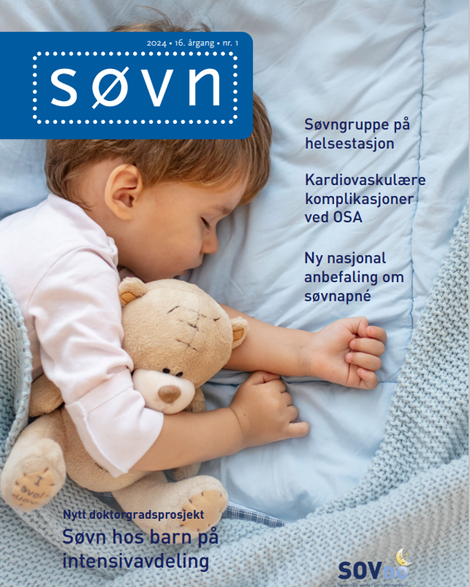 En baby som sover med en bamse