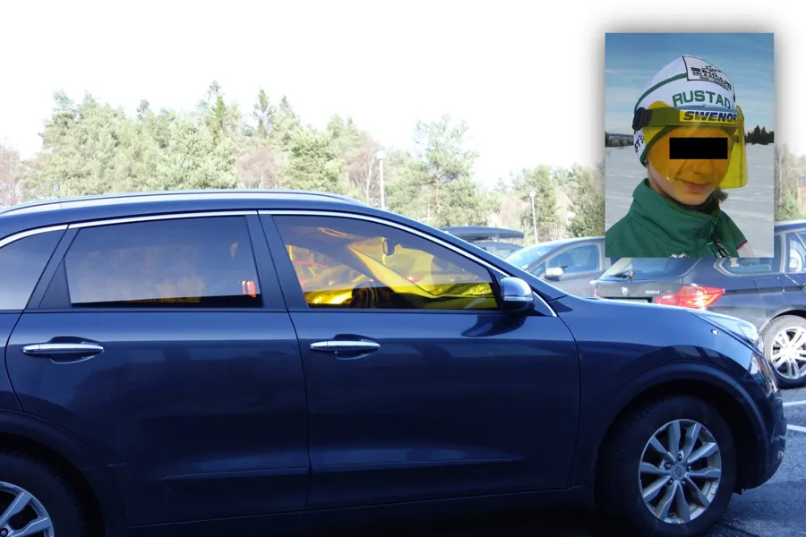 En bil med en person i et plagg oppå