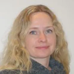 En kvinne med blondt hår