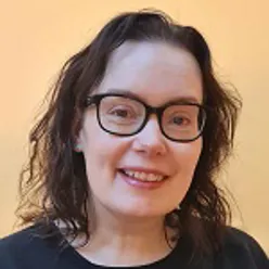 En kvinne med briller