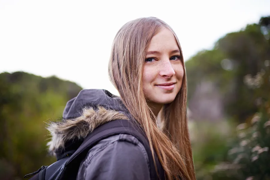 Ung jente som smiler