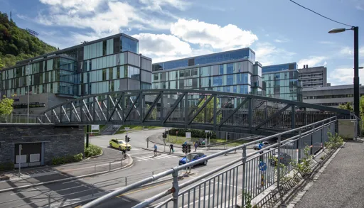 Bygning med store glassflater