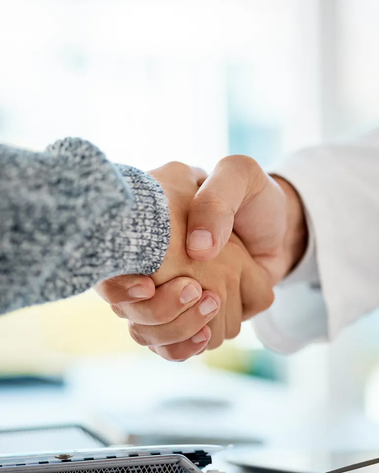 Et nærbilde av en håndtrykk