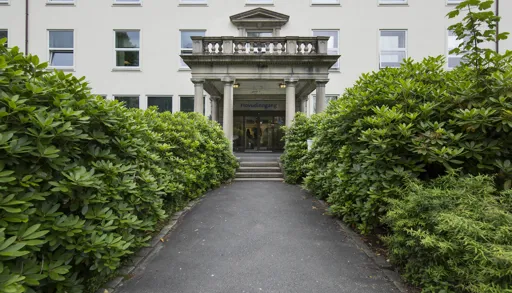 Inngangsparti til en gammel murbygning