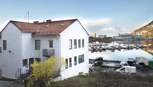 hvitt hus ved vannet.foto