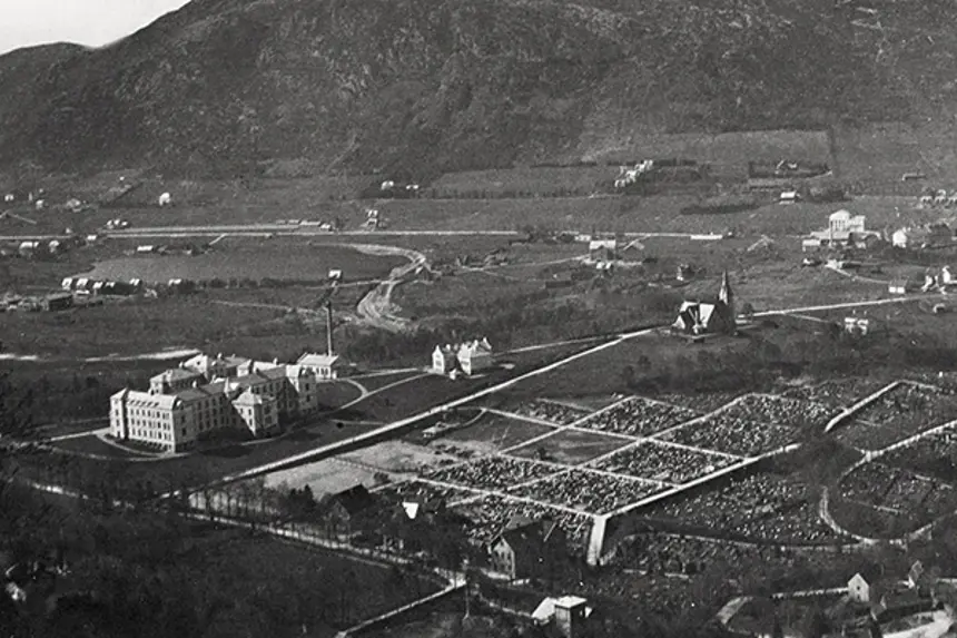Oversiktsbilde haukelandsområdet med sykehusbygg og Årstad kirke i 1915.