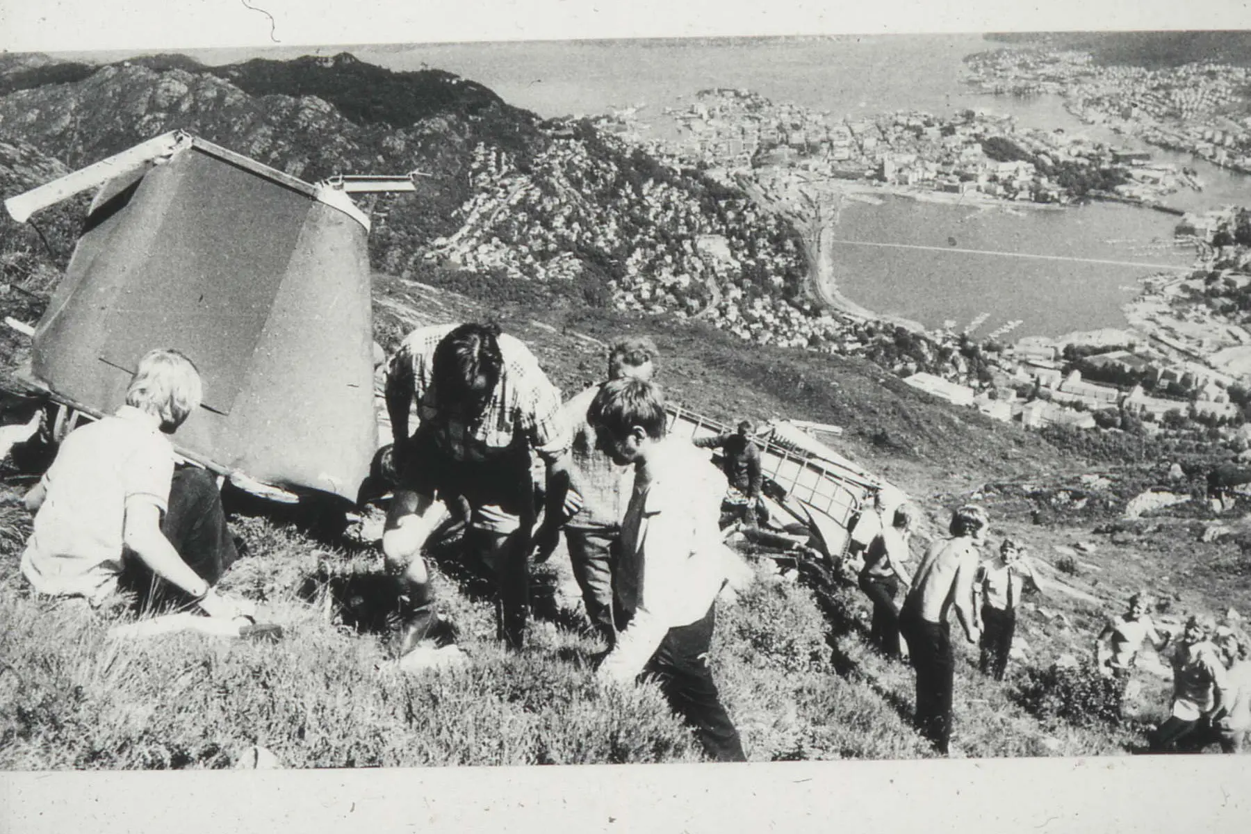 Ulriksbanevogn på bakken, redningsmannskaper i fjellsiden etter ulykke, utsikt mot Store Lungårdsvann. Foto