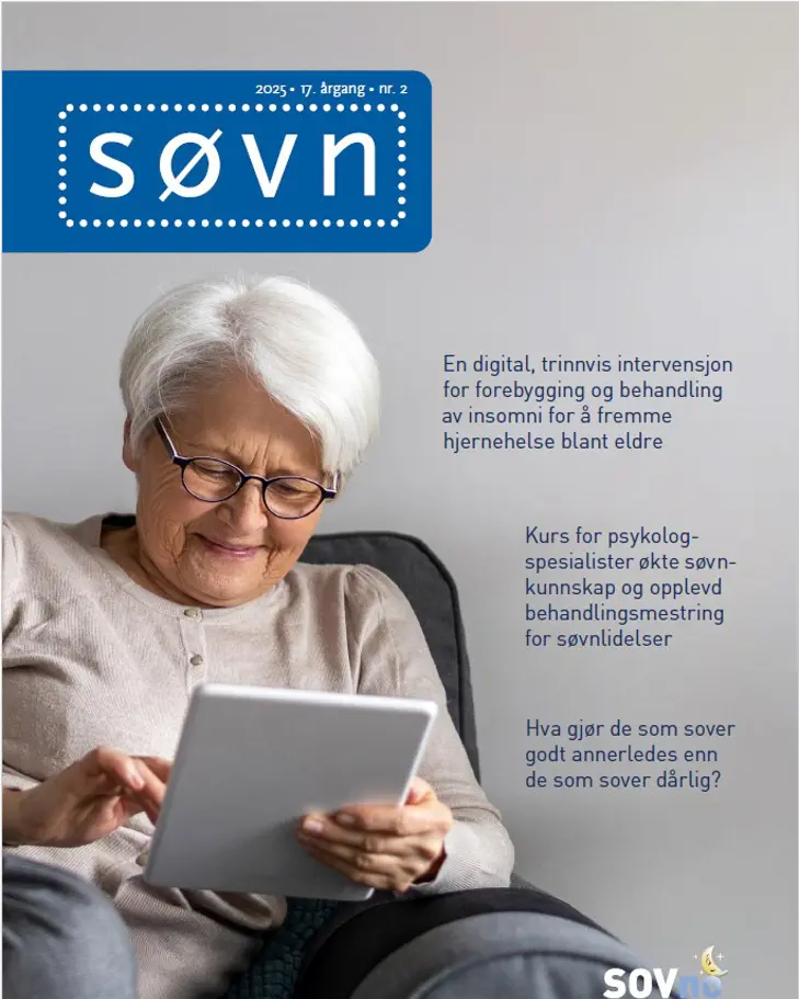 En person som sitter på en sofa og holder et nettbrett