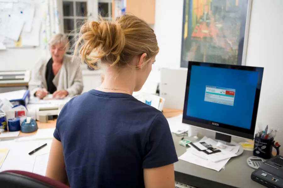Foto: Dame foran PC-skjerm