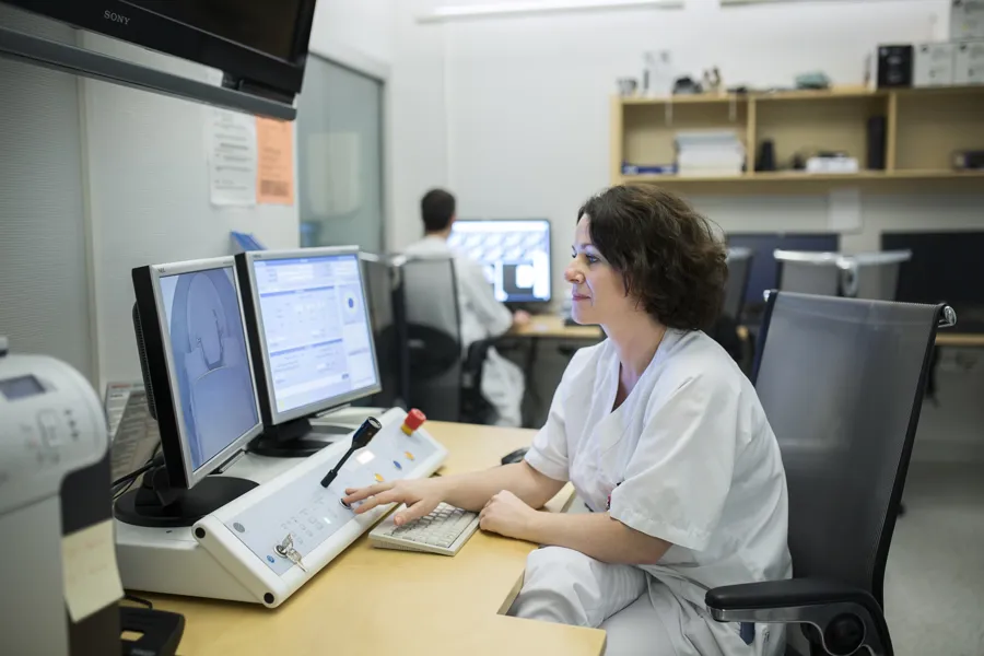 kvinnelig ansatt ser på pc-skjerm