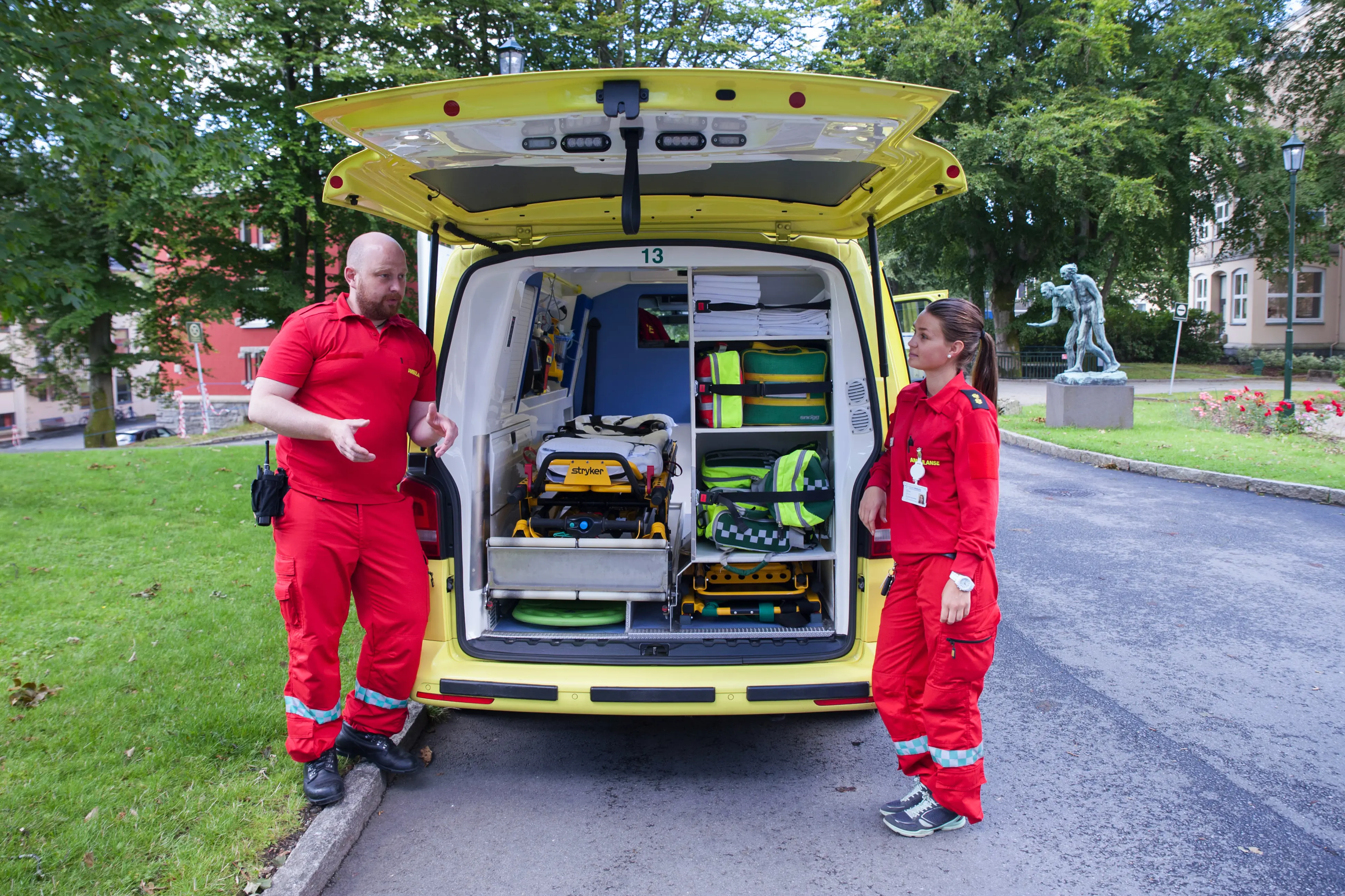 to ambulansearbeidere bak ambulanse. Foto.